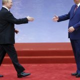 Le Russe Vladimir Poutine est arrivé dimanche matin, selon les médias d'Etat russes et chinois. KEYSTONE/AP/Alexander Kazakov